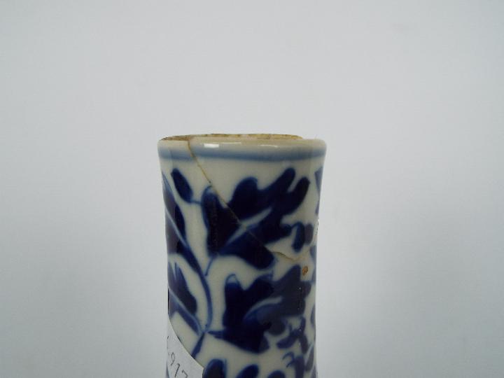 A blue and white double gourd vase with foliate decoration, approximately 27 cm (h), - Image 6 of 9