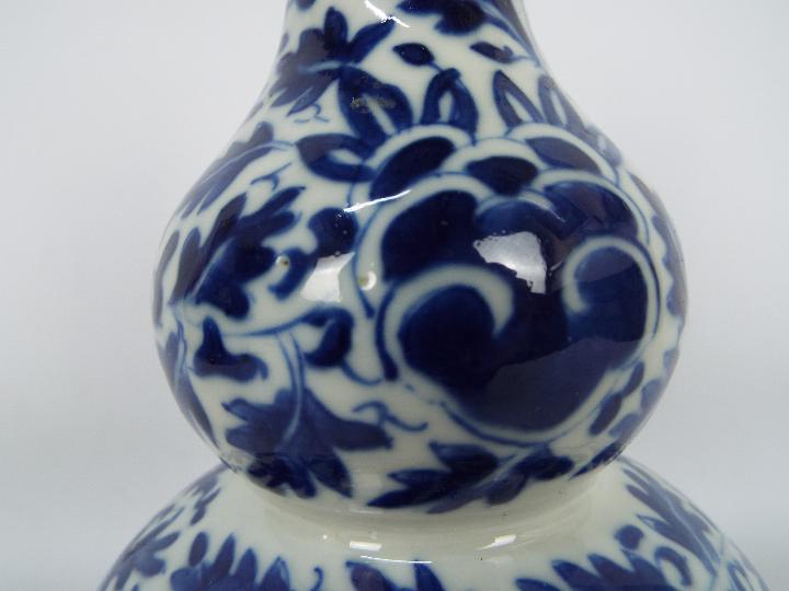 A blue and white double gourd vase with foliate decoration, approximately 27 cm (h), - Image 4 of 9