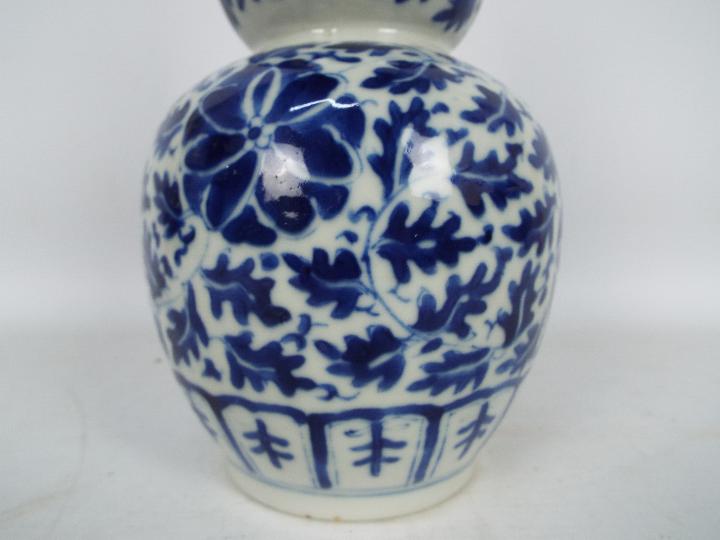 A blue and white double gourd vase with foliate decoration, approximately 27 cm (h), - Image 2 of 9