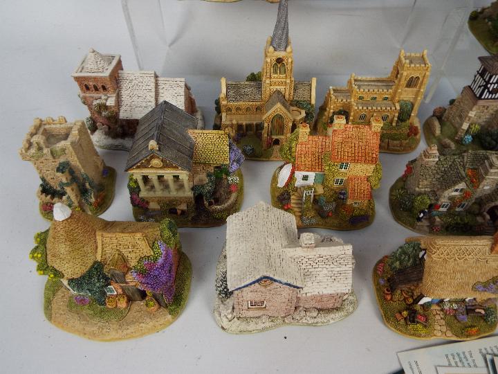 A collection of Lilliput Lane models including a quantity of Collector's Club exclusives to include - Image 4 of 6