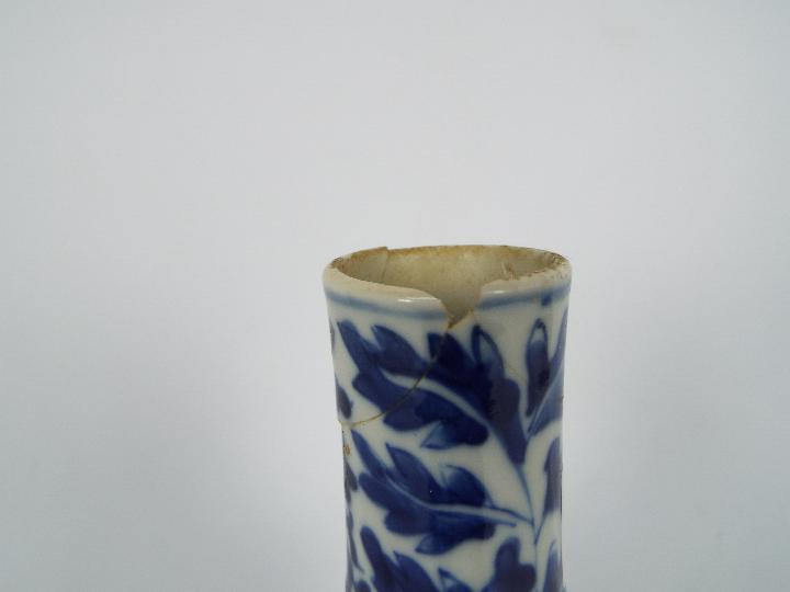 A blue and white double gourd vase with foliate decoration, approximately 27 cm (h), - Image 9 of 9