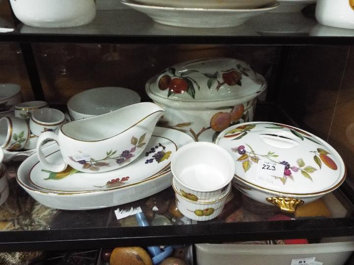A quantity of Royal Worcester Evesham table wares, approximately 100 pieces. - Image 4 of 7
