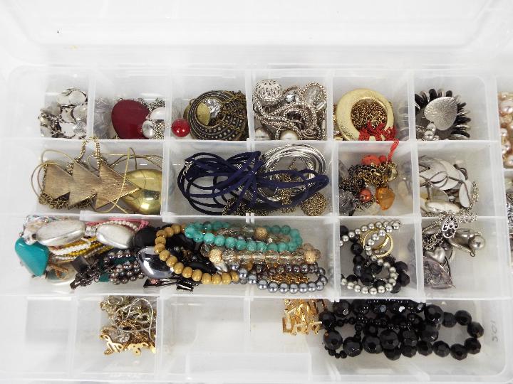 Four trays of various costume jewellery - Image 3 of 5