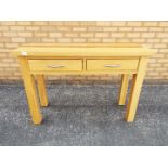 A console table measuring approximately 75 cm x 110 cm x 40.