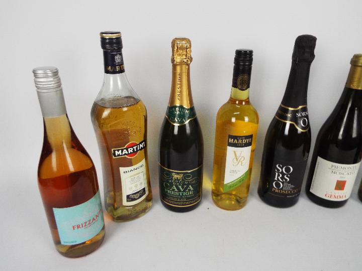 Nine bottles of drink to include wine, Martini Bianco and similar. - Image 2 of 3