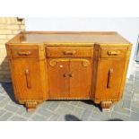 A sideboard with carved decoration measuring approximately 89 cm x 136 cm x 52 cm.