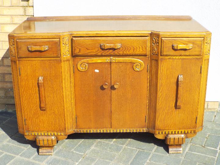 A sideboard with carved decoration measuring approximately 89 cm x 136 cm x 52 cm. - Image 3 of 3