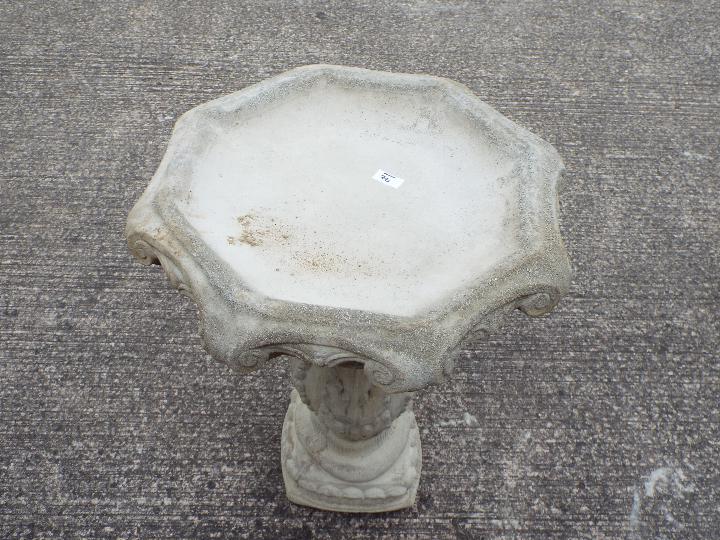 Garden Stoneware - A reconstituted stone bird bath. - Image 2 of 2