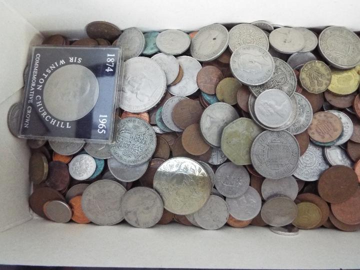 A collection of UK and foreign coins, commemorative coins and banknotes, - Image 3 of 4