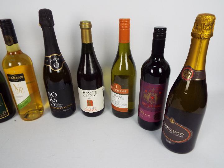 Nine bottles of drink to include wine, Martini Bianco and similar. - Image 3 of 3