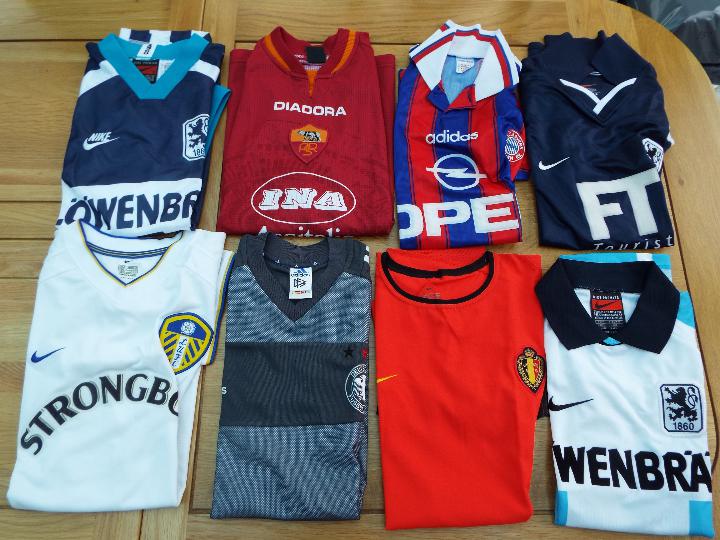 Football Shirts - 8 soccer jerseys as il