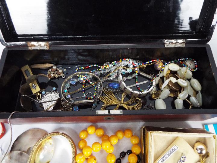 A collection of costume jewellery to include bangle, earrings, - Image 7 of 8