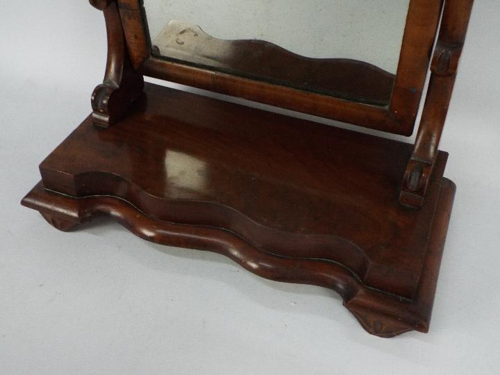 A mahogany vanity mirror, 58 cm (h) - Image 2 of 2