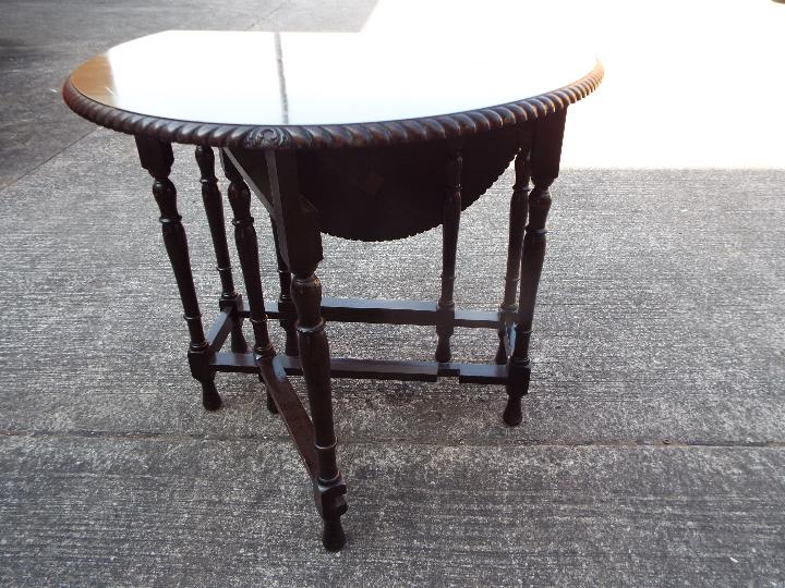 A drop leaf table measuring approximatel - Image 2 of 2