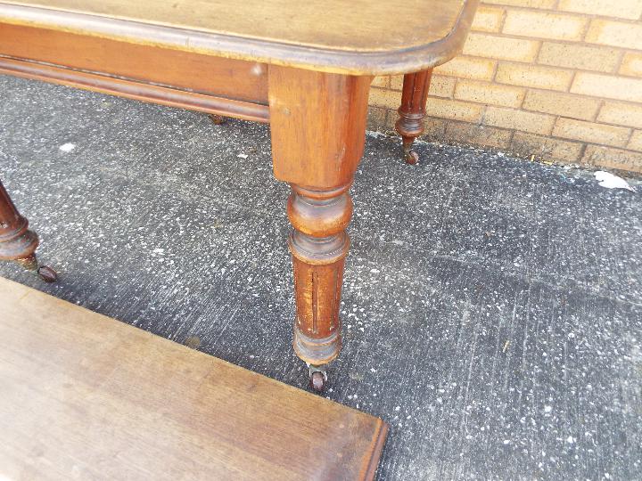 A Victorian extending dining table, 110 - Image 4 of 5