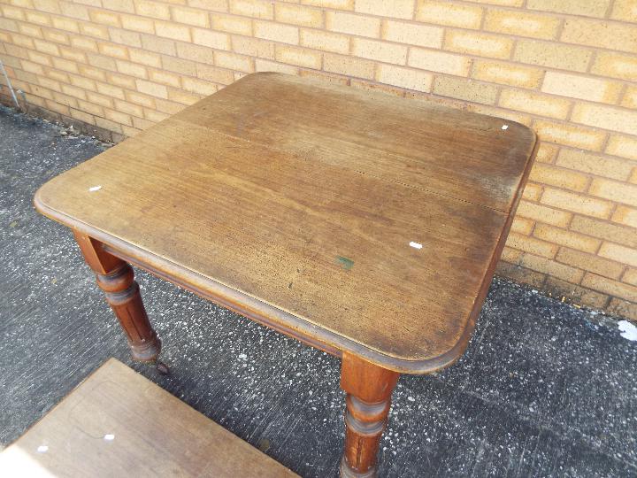 A Victorian extending dining table, 110