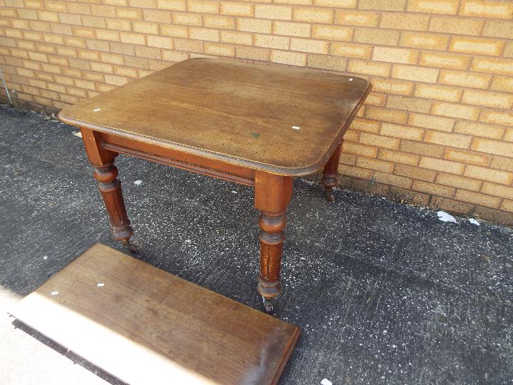 A Victorian extending dining table, 110 - Image 3 of 5