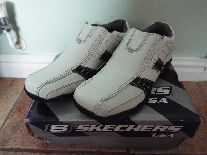 Skechers - a pair of white and black trainers, size 41 (EU), 7 (UK), - Image 2 of 2