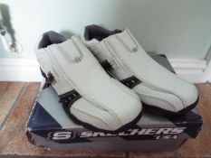 Skechers - a pair of white and black trainers, size 41 (EU), 7 (UK),