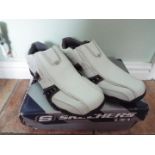 Skechers - a pair of white and black trainers, size 41 (EU), 7 (UK),