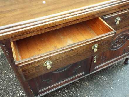 A sideboard with carved decoration measuring approximately 95 cm x 130 cm x 52 cm - Image 4 of 4