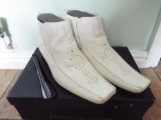 Gucinari - a pair of white fashion boots / shoes, size 40 (EU),