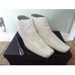 Gucinari - a pair of white fashion boots / shoes, size 40 (EU),