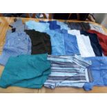 A job lot of 17 gentlemen's shirts, all different, sizes M and L,