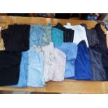 A job lot of 17 gentlemen's shirts, all different, sizes M and L,