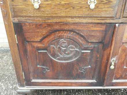 A sideboard with carved decoration measuring approximately 95 cm x 130 cm x 52 cm - Image 3 of 4