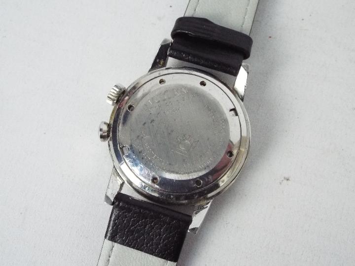 A gentleman's Vulcain Cricket wrist watch Condition Report: Hands and date set, watch winds, - Image 4 of 5