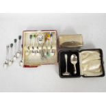 Lot to include a cased spoon and pusher set, Sheffield assay 1934,