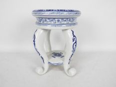 A blue and white ceramic jardiniere stand, approximately 30 cm (h).