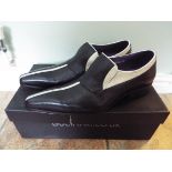 Gucinari - a pair of gentleman's black /