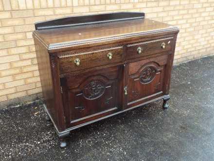 A sideboard with carved decoration measuring approximately 95 cm x 130 cm x 52 cm - Image 2 of 4