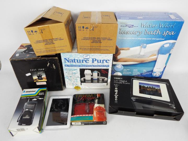 Lot to include a boxed Hinari bath spa, cast iron fondue set, water purifier,