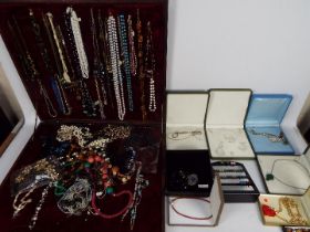 A table top / portable jewellery display