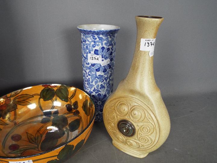Lot to include a Woods Chung pattern cylindrical vase, a Laugharne Pottery vase, - Bild 4 aus 4