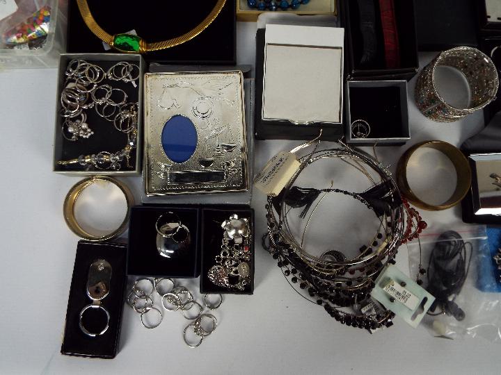A collection of costume jewellery, part - Image 3 of 5