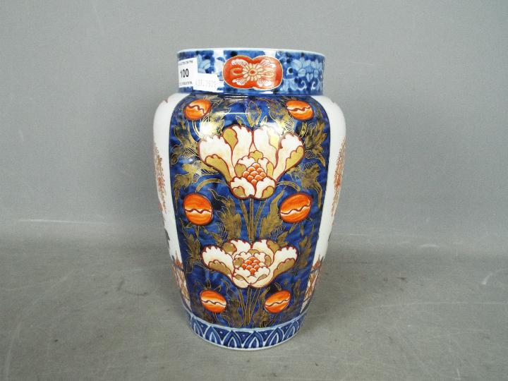 A large vase with floral and foliate decoration in the Imari palette, approximately 25 cm (h). - Image 3 of 5