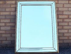 A wall mirror measuring approximately 105 cm x 80 cm.