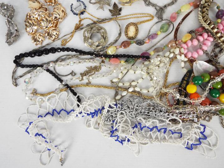 A collection of costume jewellery to include brooches, necklaces, bracelets and similar. - Image 3 of 5