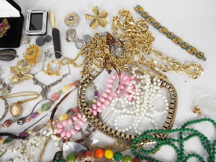 A collection of costume jewellery to include brooches, necklaces, bracelets and similar. - Image 5 of 5