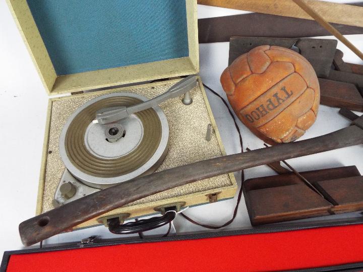 Vintage tools, portable turntable, pool - Image 2 of 5