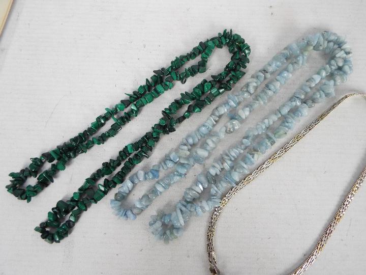 A malachite chip necklace, approximately - Image 2 of 3