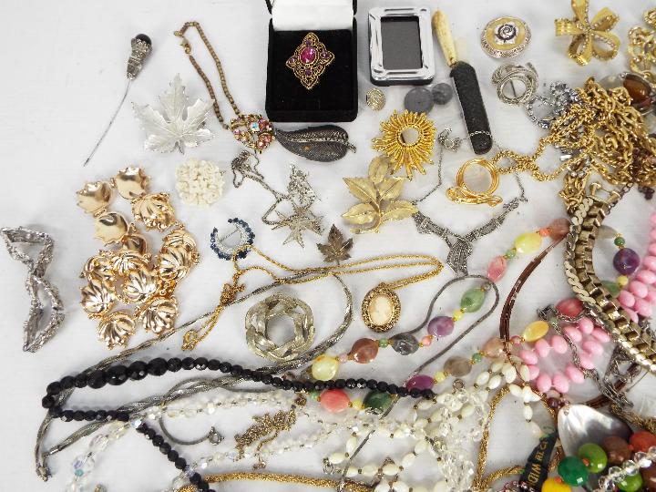 A collection of costume jewellery to include brooches, necklaces, bracelets and similar. - Image 2 of 5