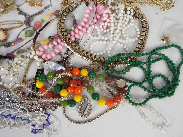 A collection of costume jewellery to include brooches, necklaces, bracelets and similar. - Image 4 of 5