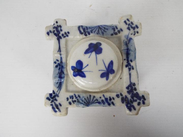 A collection of blue and white wares to - Image 3 of 16