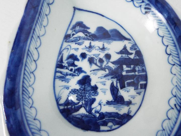 A collection of blue and white wares to - Image 6 of 16