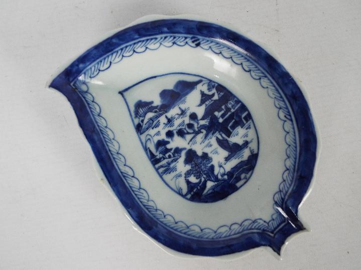 A collection of blue and white wares to - Image 5 of 16